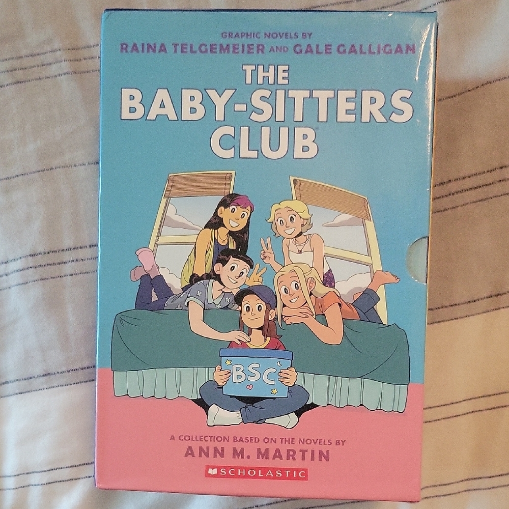 Scholastic The Baby-Sitters Club Graphic Novels Box Set - Blue and Pink